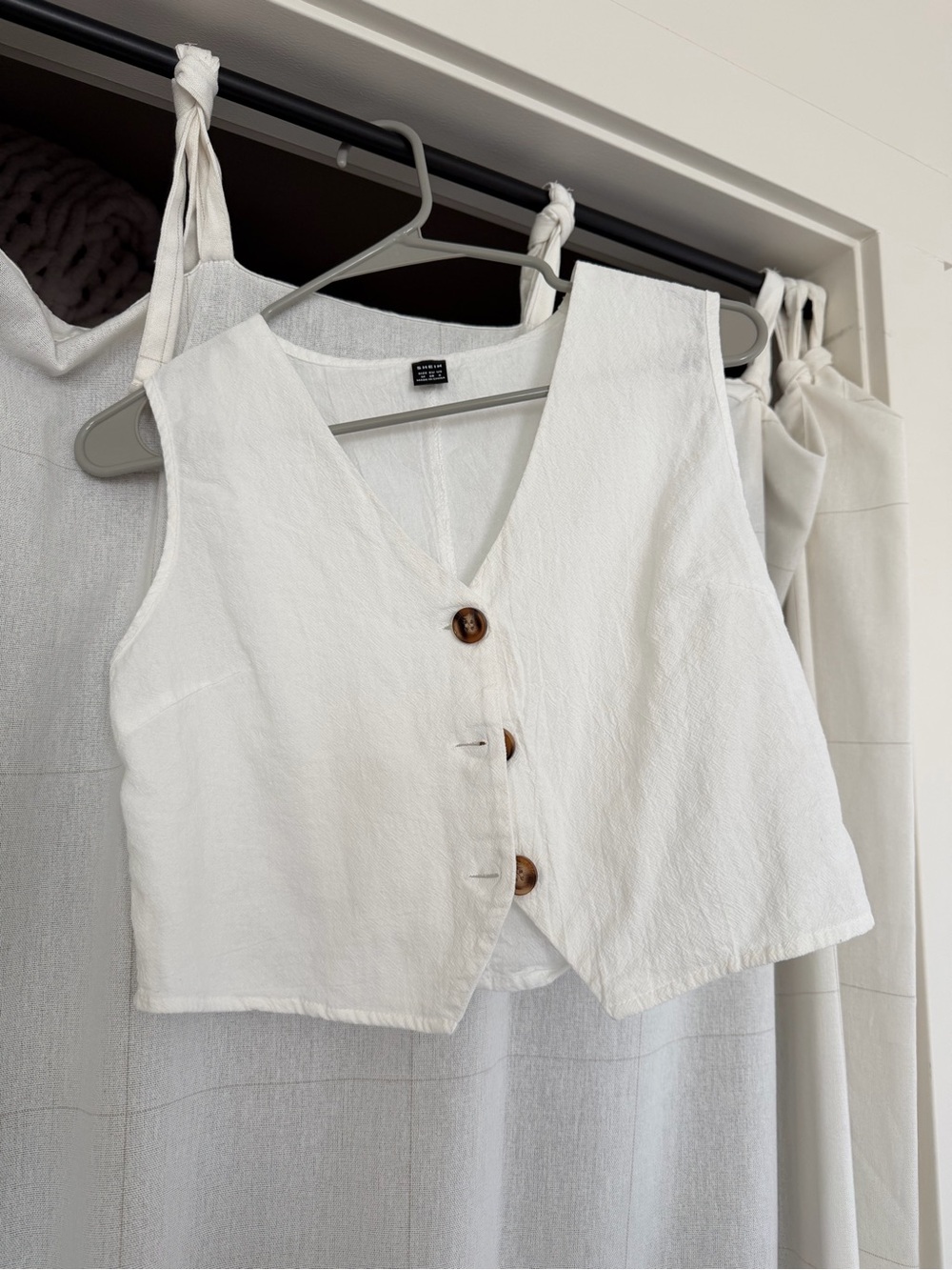 SHEIN White Button-Front Cropped Vest